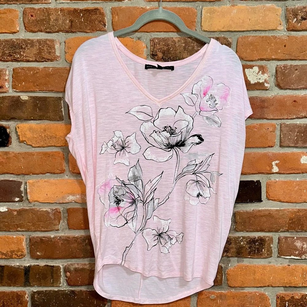White House Black Market Pink Floral V Neck Jetsetter T Shirt Size XXS